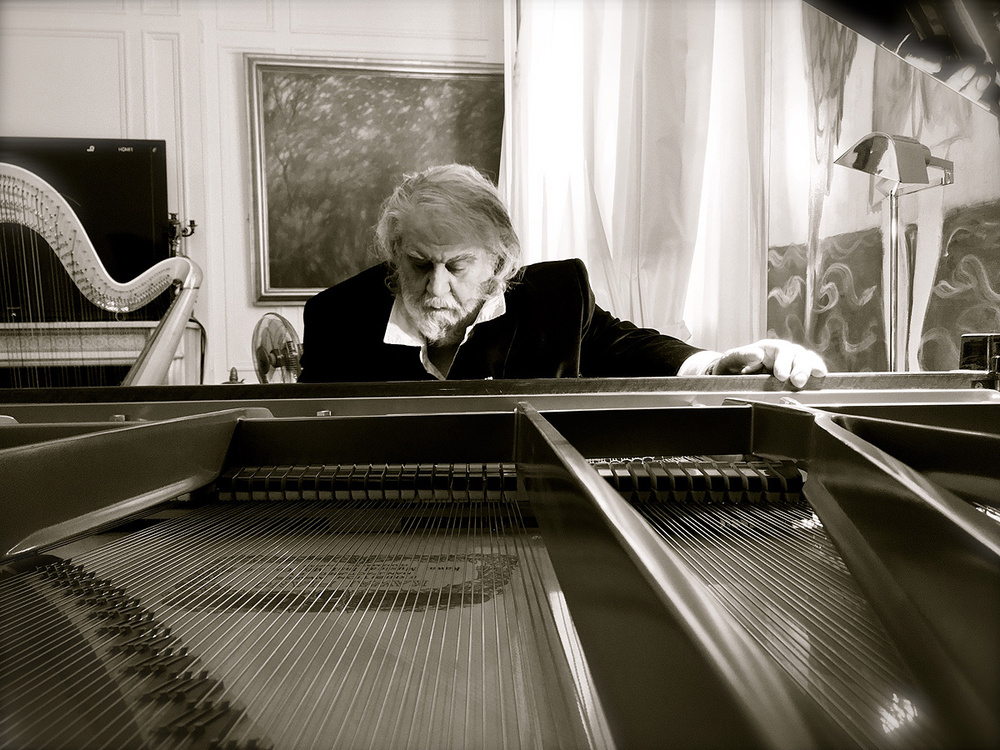 https://azadisq.com/Portals/0/images/content/1402/Vangelis.jpg?ver=fyibSzoloC4jZwOx7q9mMw%3d%3d
