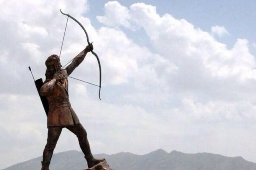 مجسمه آرش کمانگیر «ایذه»