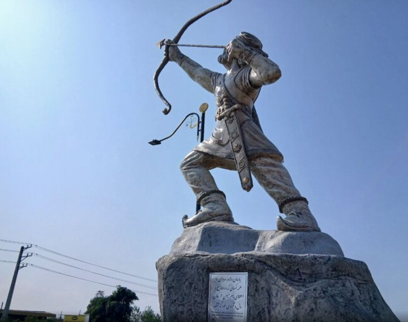 مجسمه آرش کمانگیر «تنکابن»، اثر «اسماعیل رضامحمدی» مجسمه آرش کمانگیر «تنکابن»، اثر «اسماعیل رضامحمدی»