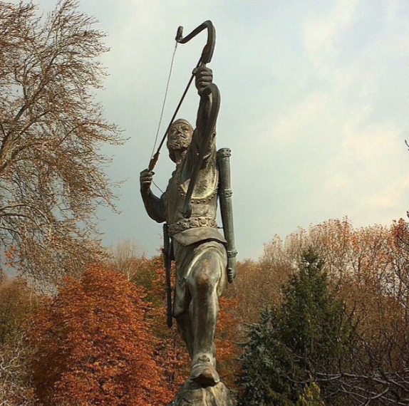 مجسمه آرش کمانگیر «سعدآباد تهران» | اثر «میرحسن ارژنگ‌نژاد» و «حسین ونکی»