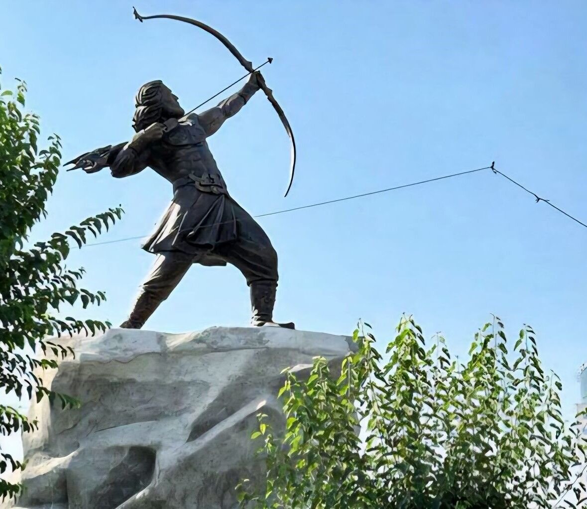 مجسمه آرش کمانگیر «میدان ونک تهران» | اثر «ایرج محمدی» و «دهقان محمدی»