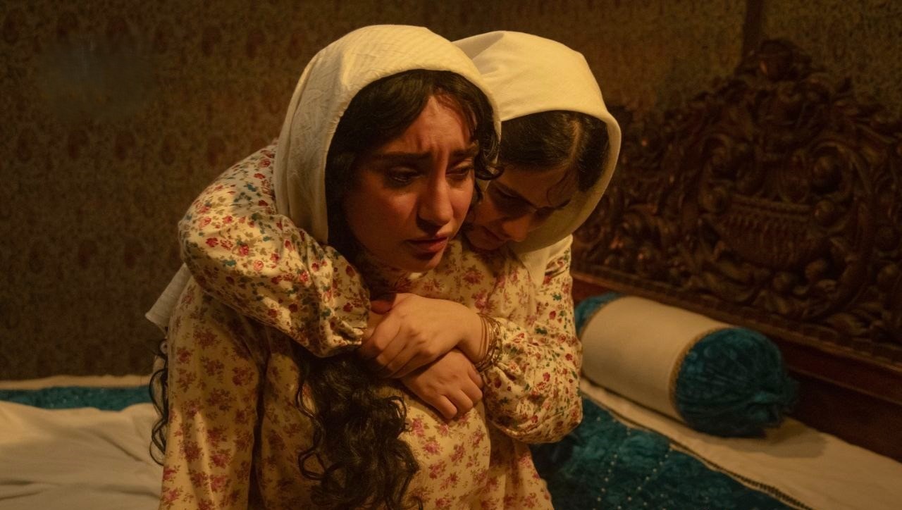 نمایی از سریال «بامداد خمار» با نقش‌آفرینی «ترلان پروانه» و «فرزانه فرنام»