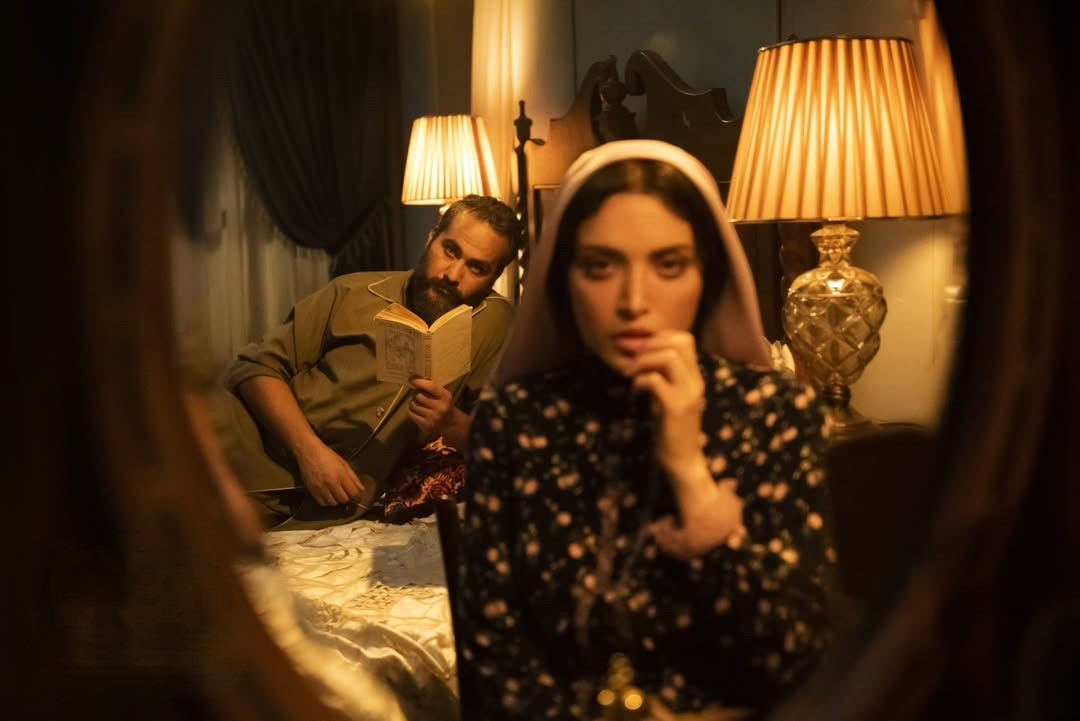 نمایی از سریال «سووشون» با نقش‌آفرینی «بهنوش طباطبایی» و «میلاد کی‌مرام»