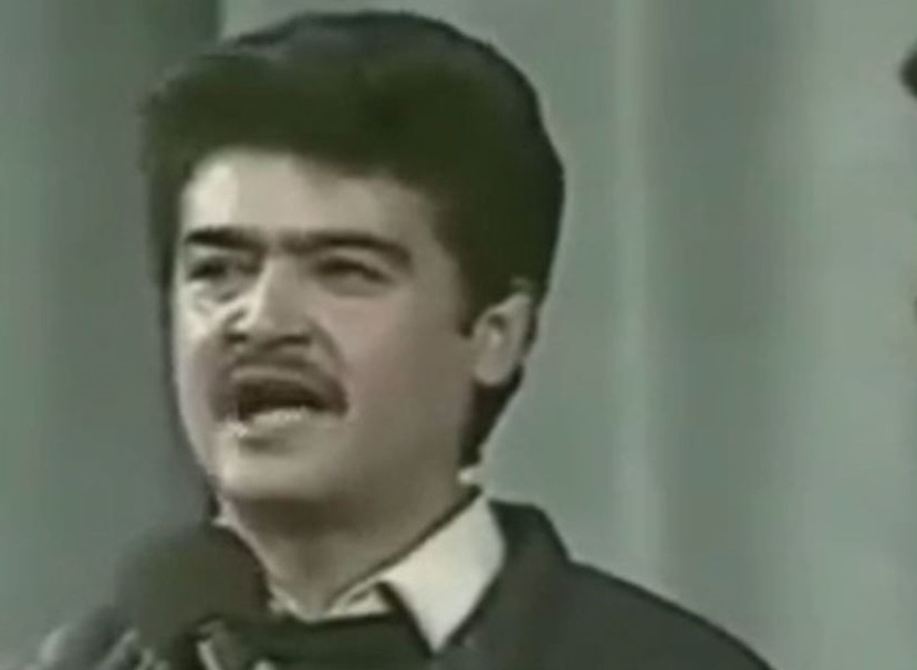 «رضا رویگری» هنگام خواندن سرود انقلابی «ایران ایران ایران» «رضا رویگری» هنگام خواندن سرود انقلابی «ایران ایران ایران»