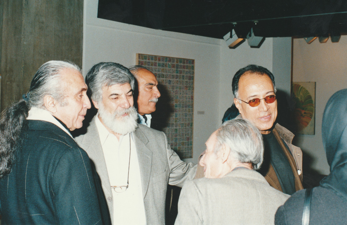 از راست به چپ: «عباس کیارستمی»، «احمد اسفندیاری»، «یعقوب امدادیان»، «حسین زنده‌رودی»، نمایشگاه پیشگامان مدرن ایران، ۱۳۸۰