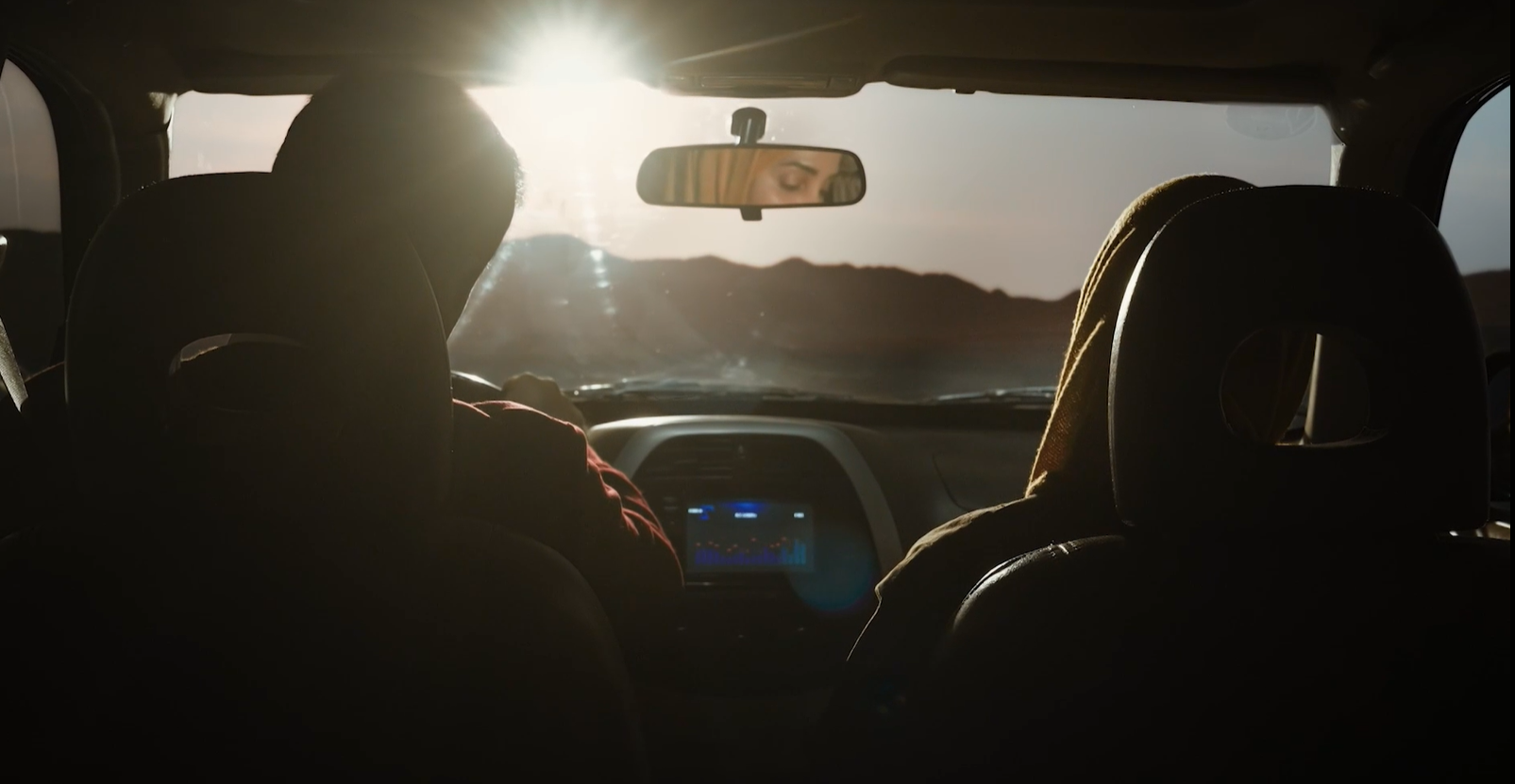 سکانسی از اپیزود «9:40»، از سریال «سرو، سپید، سرخ»