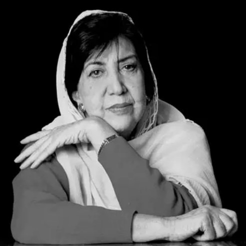 «سیمین بهبهانی» (۲۸ تیر ۱۳۰۶ – ۲۸ مرداد ۱۳۹۳)، معلم، نویسنده، شاعر و غزل‌سرای معاصر ایرانی و از اعضای کانون نویسندگان ایران