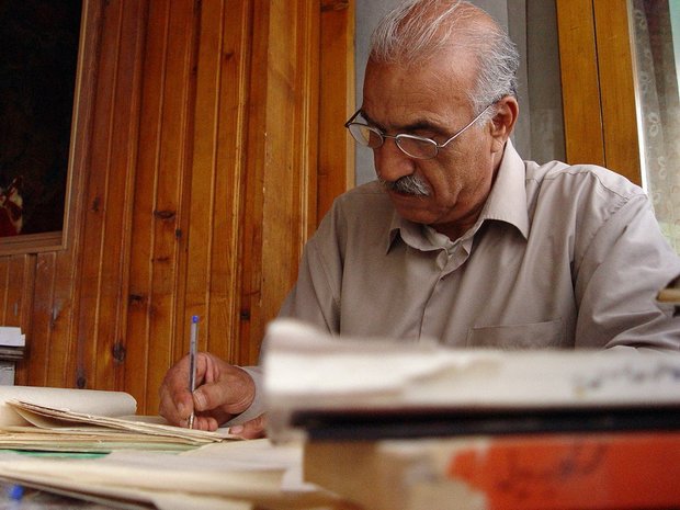 «محمود گلابدرهای»، نویسندۀ کتاب «ده سال هوملسی در آمریکا» «محمود گلابدرهای»، نویسندۀ کتاب «ده سال هوملسی در آمریکا»
