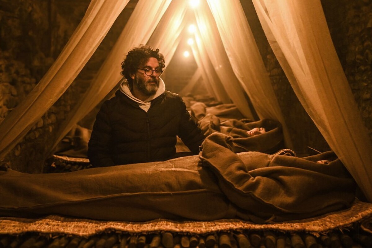 «محسن کیایی»، در سریال «هزار و یک شب»، ساختۀ «مصطفی کیایی» «محسن کیایی»، در سریال «هزار و یک شب»، ساختۀ «مصطفی کیایی»