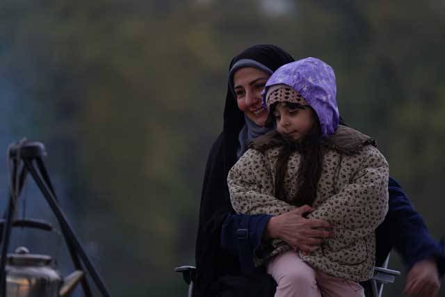 «بهاره نوحیان» و «دل‌یار داورزنی»، در «چادر مسافرتی»، ساختۀ «فرزاد رنجبر»