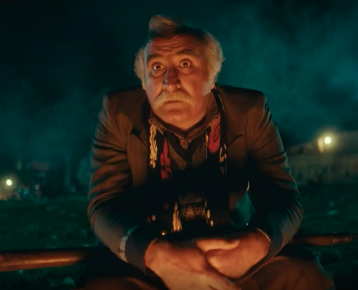 «حمیدرضا نعمتی» در نقش «یارمحمد»، در اپیزود «شکار اجدادی»، از سریال «سرو، سپید، سرخ»، ساختۀ «محمود کریمی»